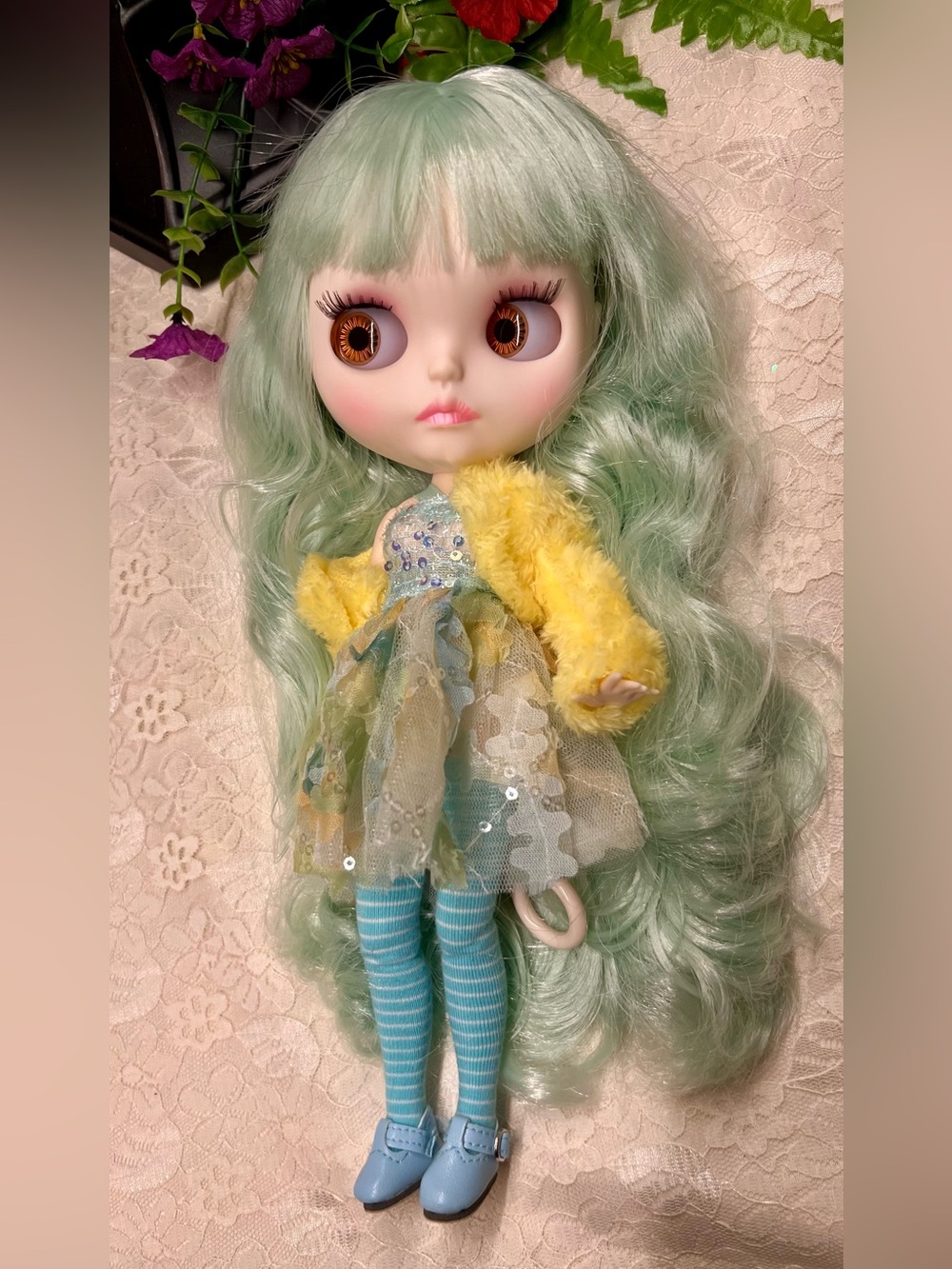 Customized Blythe Doll, Lime Green Hair, 12”, 30 cm, 1/6 scale, and Accessories - Picture 5 of 16